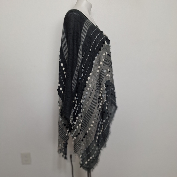 DEMDACO Grey & Black Boho Fringe Southwestern Artisan Western Poncho One Size - Picture 8 of 15